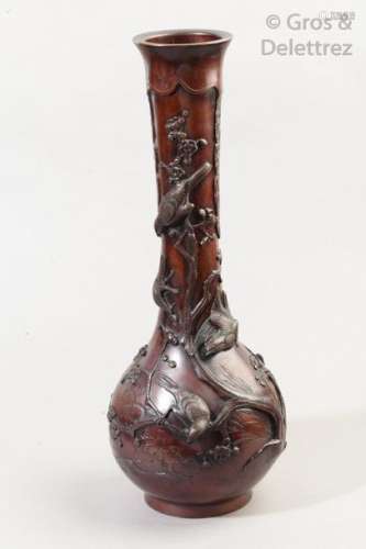 Vase en bronze à patine brun rouge à panse basse s…