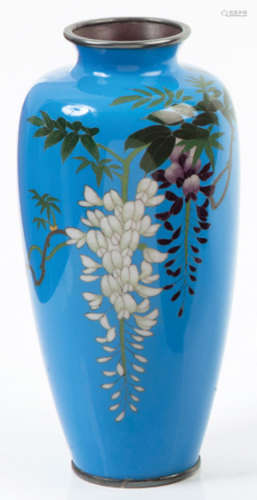 Vase en émaux sur cuivre, à décor polychrome de gl…