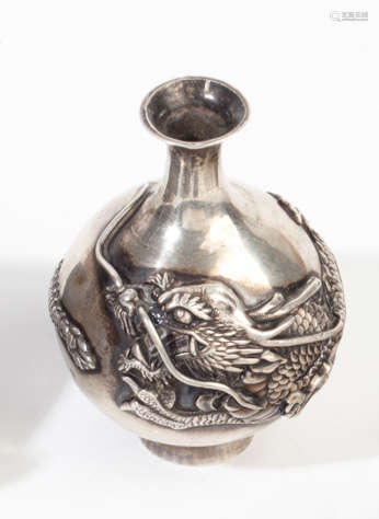 Petit vase aspersoir en argent de forme sphérique …