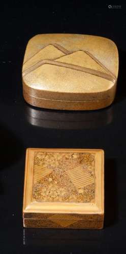 Deux petits kobako en laque or, l’un carré à décor…