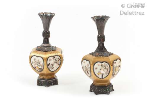 Paire de petits vases, à long col et pied en shibu…