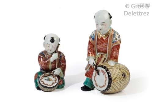 Deux okimono en porcelaine de Kutani, représentant…