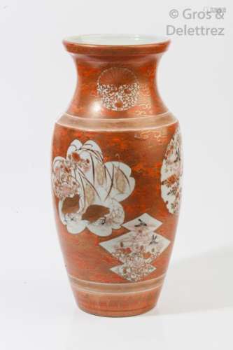 Vase en porcelaine à fond rouge à décor d’hirondel…
