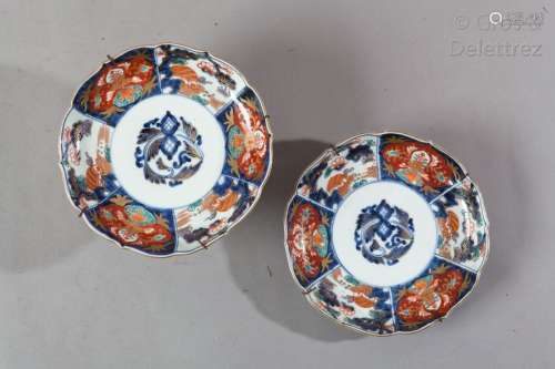 Deux assiettes à bordure polylobée en porcelaine à…