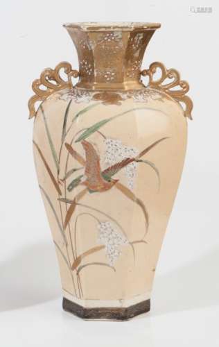 Vase ovoïde hexagonale en grès émaillé beige décor…