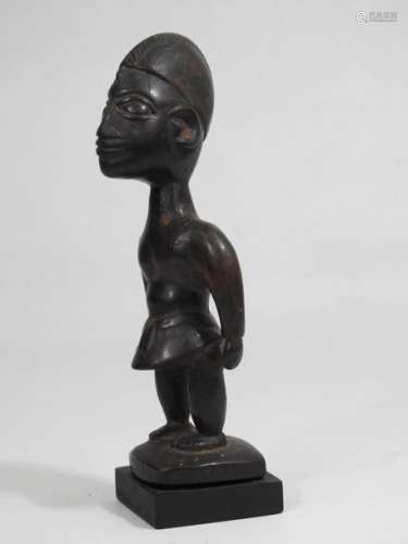 Statuette Yorouba, Nigéria. \nBois, patine brune. \n…