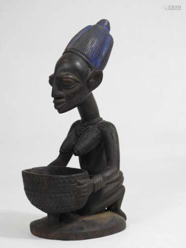 Porteuse de coupe, Yorouba, Nigéria. \nBois sculpté…