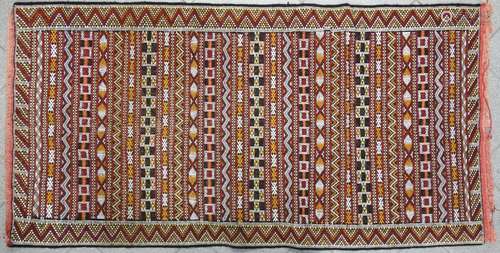 TAPIS berbère en laine à fond. 190 x 90 cm.