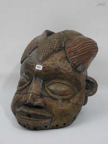 HEAUME CAMEROUN Masque en bois recouvert de cuivre…