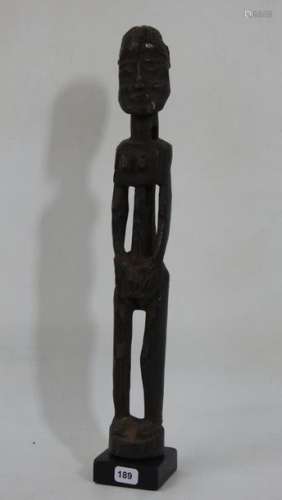 DOGON : Statue de femme en bois sculpté. Haut: 32 …