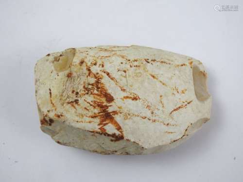 Fragment de hache polie en silex blond. 8 cm. Expe…