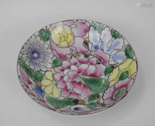 CHINE : soucoupe en porcelaine à décor de fleurs. …