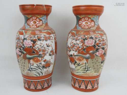 JAPON: Paire de vases en porcelaine à décor de pao…