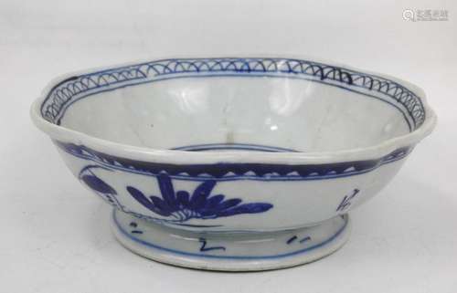 CHINE XX ème. Coupe à bords chantournés en porcela…