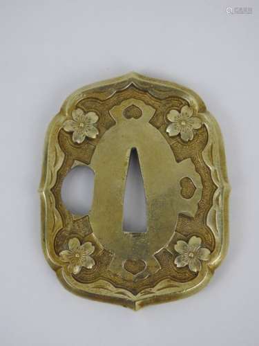 JAPON : Tsuba en bronze doré à décor de fleur. Hau…