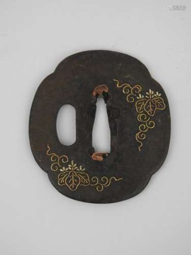 JAPON : Tsuba en bronze à décor d'incrustations de…