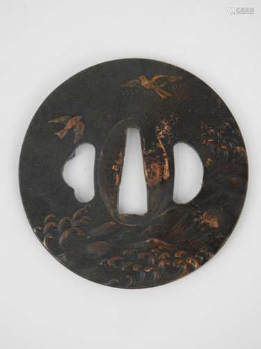 JAPON : Tsuba circulaire en métal à décor de vague…