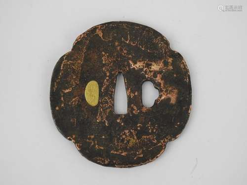 JAPON: Important tsuba en cuivre. Diam : 9 cm.