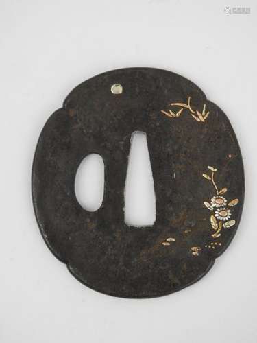 JAPON : Tsuba en métal à décor d'incrustation de c…