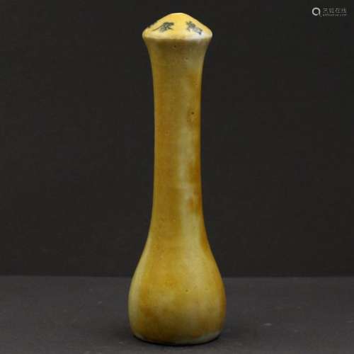 Chinese Yellow Glazed Brush Holder Length 18,5 cm.…