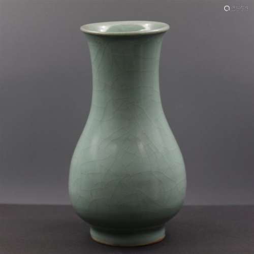 Chinese Green Glazed Vase Height 20 cm. Good condi…