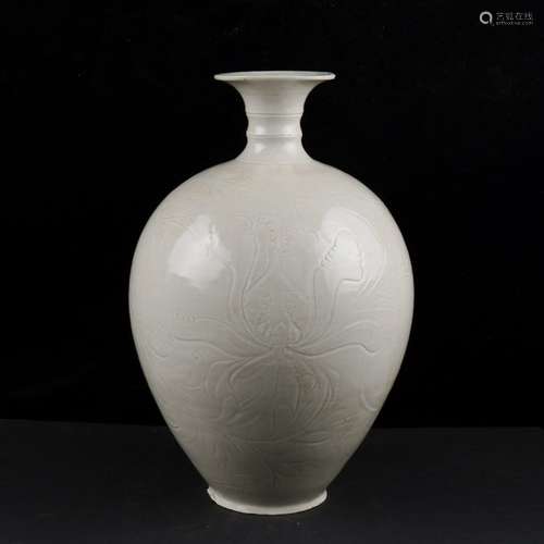 Chinese Dingyao Glazed Vase Height 27 cm.