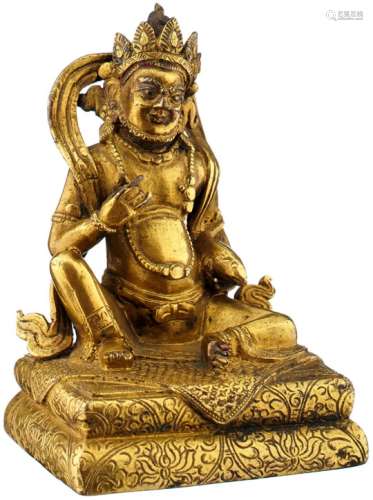 Kleine Figur des JambhalaTibeto-chinesisch 19. Jh. Feuervergoldete Bronze. Auf Kissen sitzender Gott