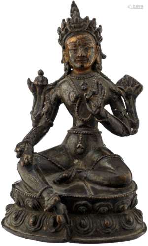 Kleine Figur der grünen TaraNepal oder Tibet antik. Dunkle Bronze, das Gesicht mit Kaltvergoldung.