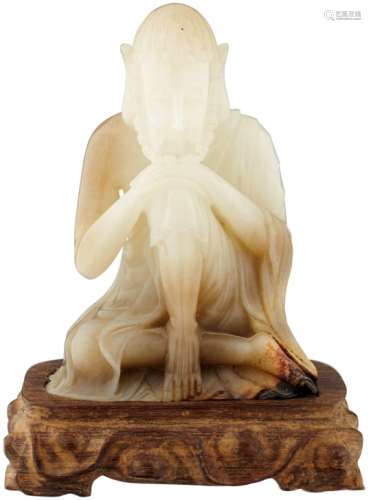 Feine JadefigurChina um 1900. Weiss-grauer Stein mit rostroter Partie. Darstellung des sitzenden
