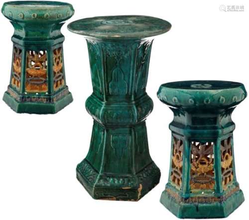 Garten SitzgarniturChina oder Vietnam 1. Hälfte 20. Jh. Glasierte Keramik. Der Tisch in Form einer