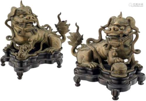 Paar TierfigurenChina um 1900. Helle Bronze. Buddhistische Löwen, einer mit Seidenball, der andere