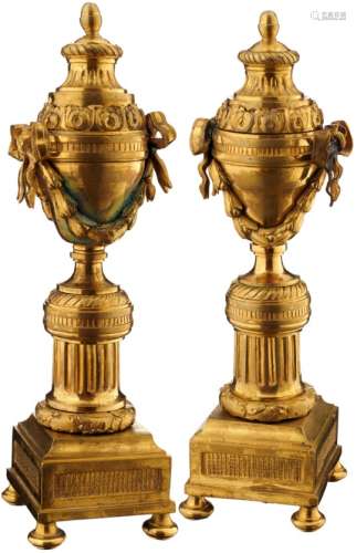 Paar Cassolettes19. Jh. Stil Louis XVI. Bronze ziseliert. Deckel mit Kerzentüllen. Alters- und