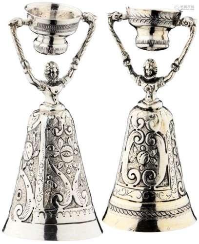 2 Miniatur-BrautbecherHanau, um 1900. Silber gegossen, ziseliert, partiell vergoldet.