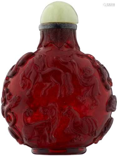 Grosses Snuff bottleChina 19. Jh. Rotes Pekingglas mit geschnittenem Reliefdekor der zwölf