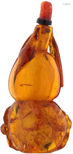 Bernstein Snuff bottleChina um 1900. Honigfarben. In Doppelkürbisform mit Reliefdekor von