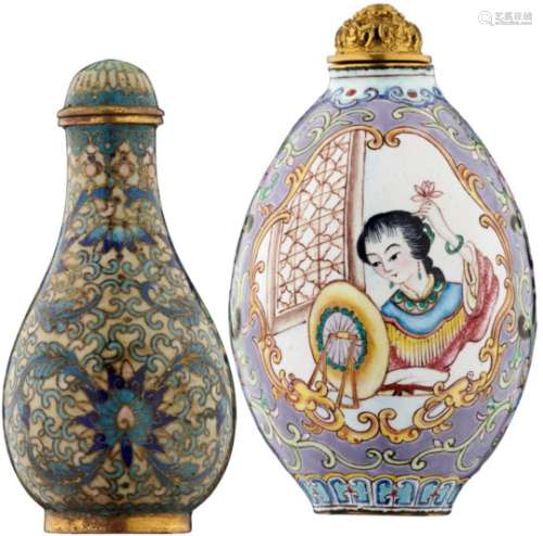 Zwei Email Snuff bottlesChina um 1900. Eines in Email Cloisonné mit farbigem Rankendekor, Stöpsel en