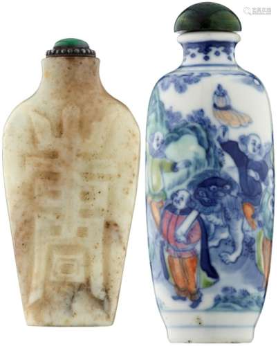 Zwei Snuff bottlesChina um 1900. Eines aus Porzellan mit buntem Dekor von Figuren und Fabeltieren in