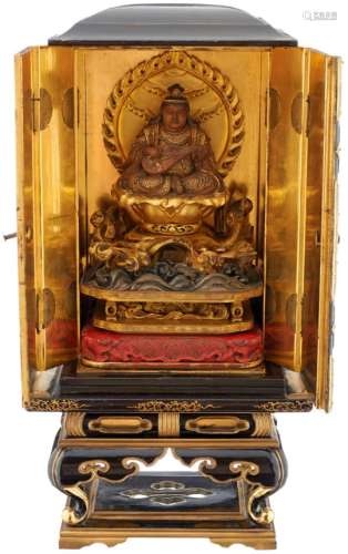 Feiner ZushiJapan 19. Jh. Holz mit Schwarz-, Rot- und Goldlack. Auf Altartischchen stehender Schrein
