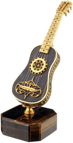 Miniatur-GitarreItalien, Mitte 20. Jh. Verkäufermarke Rosa, Turin. Tigerauge, gefasst in vergoldetem