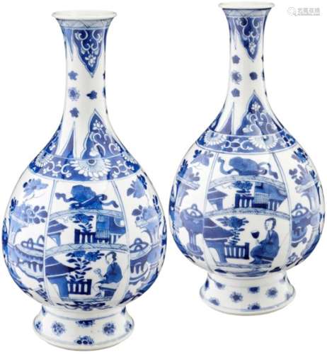 Paar blau-weisse FlaschenvasenChina Kangxi (1662-1722). Exportporzellan. Bemalt in kräftigem