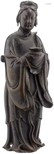 Figur einer AdorantinChina 17./18. Jh. Bronze mit dunkler Patina. In langem Gewand stehende Figur
