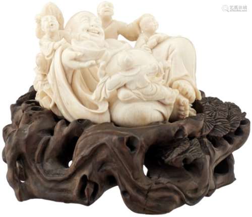 Kleine FigurengruppeChina um 1900. Elfenbein. Der Dickbauch-Buddha mit Silberbarren wird von vier