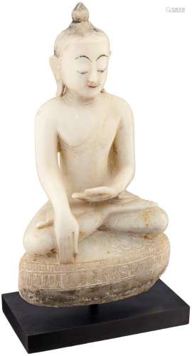 Grosser BuddhaBurma. Alabaster. Im Meditationssitz auf Lotussockel, die Gesichtszüge und das Haar in