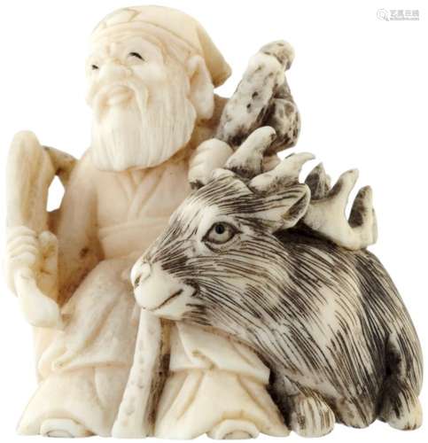 Netsuke des JurojinJapan Meiji (1868-1912). Elfenbein mit geschwärzten Details. Der Glücksgott mit