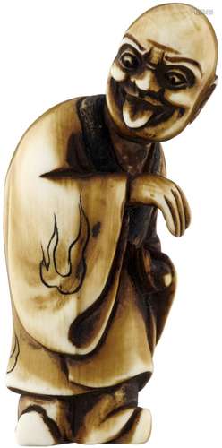 Netsuke eines MönchesJapan 19. Jh. Patiniertes Elfenbein. Der schreitende Geistliche die Zunge