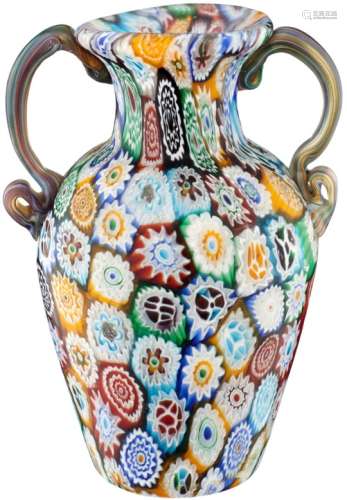 Millefiori-VaseMurano, Anfang 20. Jh. Mehrfarbiges Murrineglas über farblosem Glas. Höhe 12.7