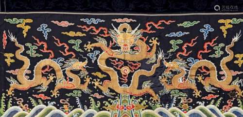 Seltene Altarschürze mit DrachenChina 18. Jh. Brokatseide mit drei in Goldfaden gewobenen