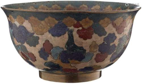 Cloisonné SchaleJapan 19. Jh. Messing mit buntem, etwas dumpfem Email. Aussenwandung mit zwei Kirin,