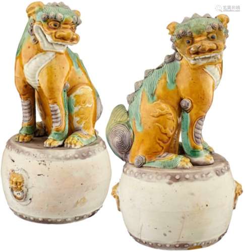 Paar ShishisChina 18./19. Jh. Biskuit-Porzellan mit Sancai-Farben. Paar buddhistische Löwen auf