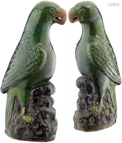 Paar grosse PapageienChina 18./19. Jh. Keramik. Zwei grüne Papageienvögel mit fein graviertem